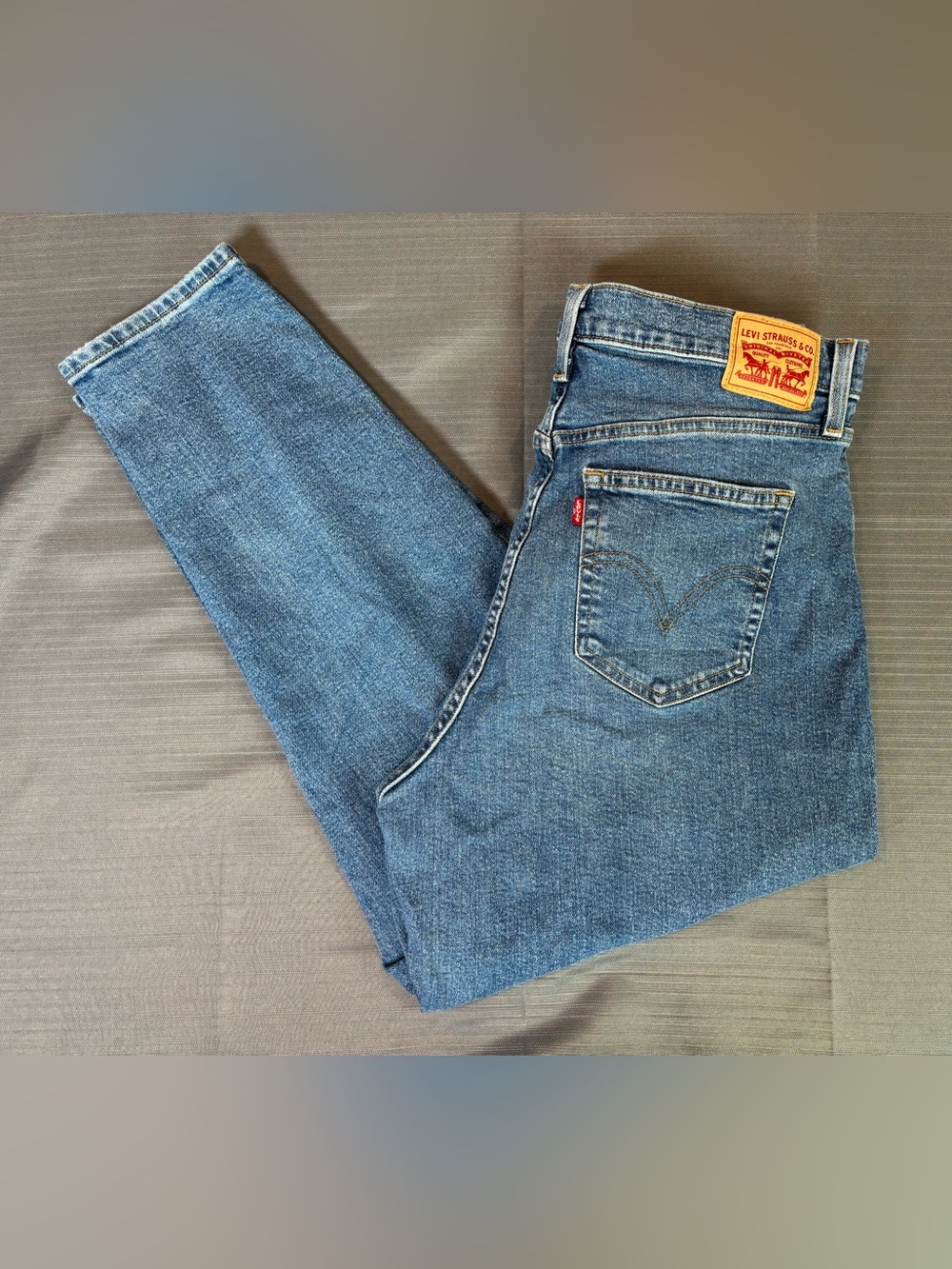 Levi’s High Waisted Mom Jeans Men’s 33 Light Wash Blue Denim Relaxed Tapered Fit